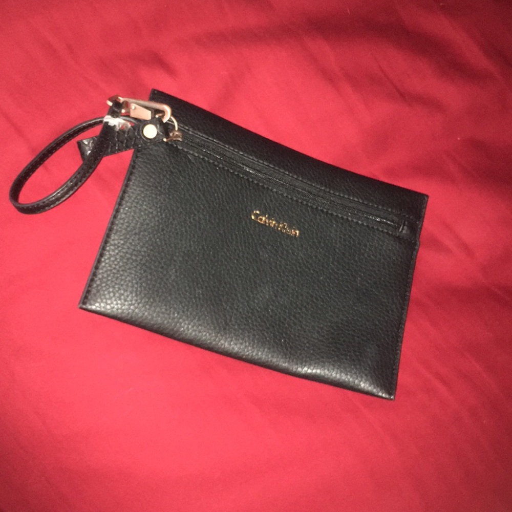 BLACK CALVIN KLEIN SINGLE POUCH WRISTLET CLUTCH